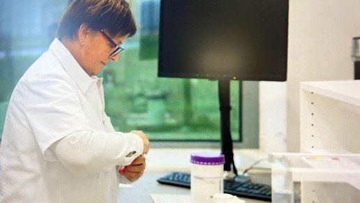 Rezeptur-Abteilung bei DocMorris, eine Angestellte bei der Arbeit