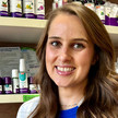 Apothekerin Stefanie Jacob lächelt.