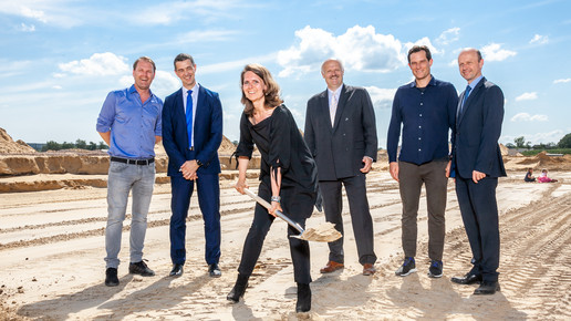 Redcare-Chefapothekerin Theresa Holler beim Spatenstich für das neue Logistikzentrum