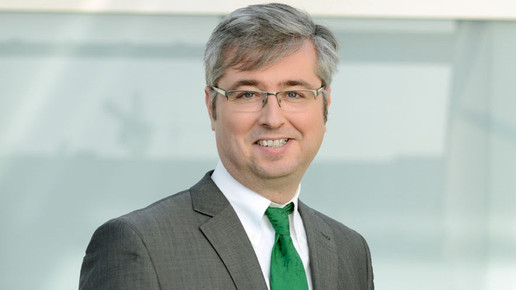 Dirk Bürger im Porträt und lächelnd. Mehr dazu im Artikel.