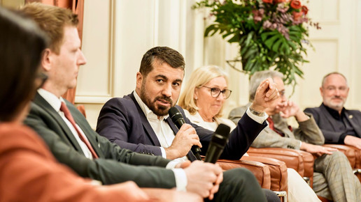 Serdar Yüksel spricht auf dem Podium
