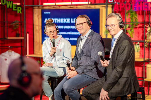 Nadine Tröbitscher, Thomas Preis und Sebastian Berges bei der APOTHEKENTOUR