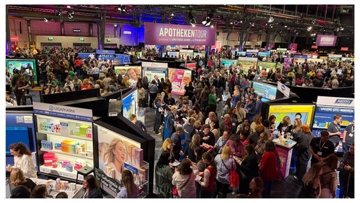 APOTHEKENTOUR 2025 im Zenith München: Eine lebendige Messehalle voller Apotheker:innen, PTAs und PKAs, die Stände der Aussteller besuchen und sich austauschen.