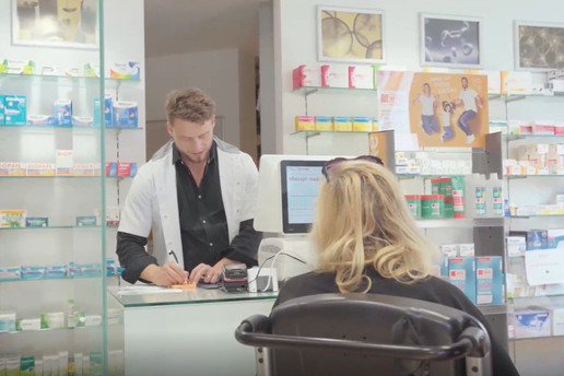 Dekoratives Bild: Ein Apotheker verschreibt einer Kundin etwas in der Apo