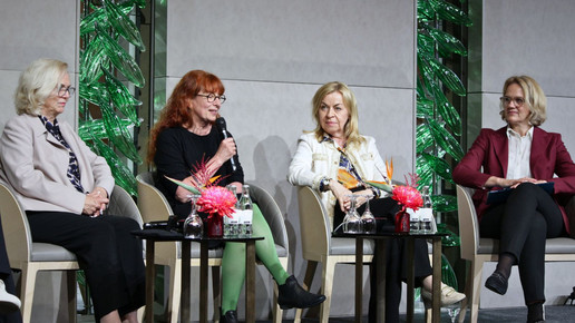 Dr. Annette Rommel, Vorsitzende der KV Thüringen, Anke Rüdinger, Stellvertretende Vorsitzende DAV, Andrea Galle, Vorständin mkk und Dr. Silke Heinemann, Abteilungsleiterin BMG diskutieren auf dem Podium