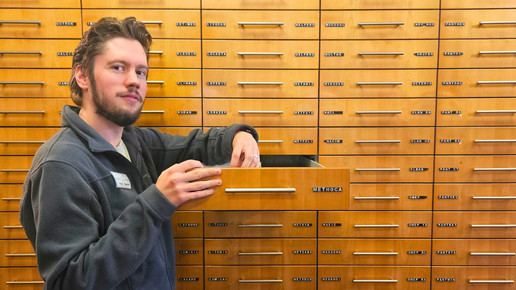 Foto: Apotheker Nikola Bošković vor einem Apothekenalphabet