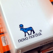 Foto: Das Novo-Nordisk-Logo auf einer Umverpackung.