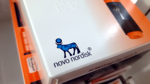 Foto: Das Novo-Nordisk-Logo auf einer Umverpackung.