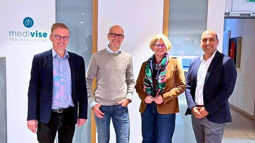 Gruppenfoto in der Apotheke am MHO in Osnabrück, v.l.: Frank Henning (SPD), Inhaber Carl Hendrik Leue, Verena Kämmerling (CDU) und Ramin Heydarpour, Pfizer 
