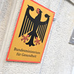 Pflegeversicherung bekommt zwei Darlehen Schild BMG