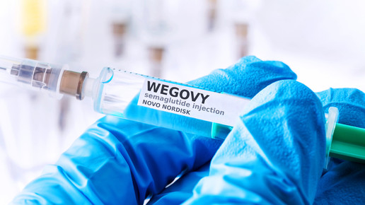 Foto: Eine Person mit Einweghandschuhen hält eine Wegovy-Spritze
