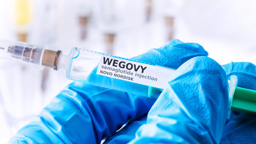 Foto: Eine Person mit Einweghandschuhen hält eine Wegovy-Spritze
