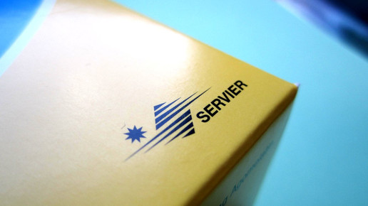 Packung mit Servier-Logo