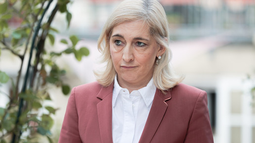 Nina Warken bei einem Pressetermin, schaut skeptisch