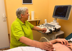 Dr. Ilka Enger behandelt einen Patienten. Mehr dazu im Artikel.