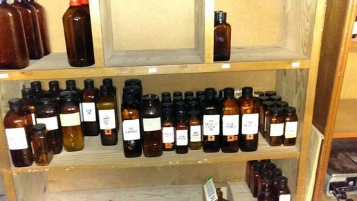 gemmeren regal flaschen2 Vosstor-Apotheke