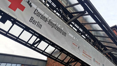 Banner mit der Aufschrift: Corona-Impfzentrum Berlin