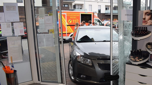 Auto in Apotheke geschleudert