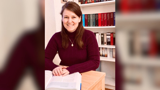 Foto: Christine Kornblum am Schreibtisch vor einem aufgeschlagenen Buch