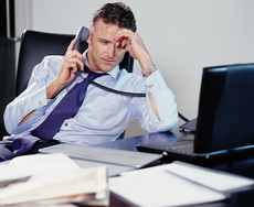 2Gestresster Manager am Schreibtisch