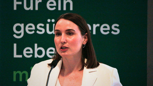 Die thüringischen Gesundheitsministerin Katharina Schenk spricht auf dem Podium