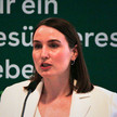 Die thüringischen Gesundheitsministerin Katharina Schenk spricht auf dem Podium