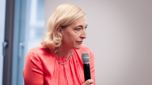 Nina Warken spricht in Mikro