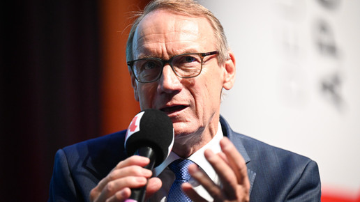 Thomas Preis spricht in einer Diskussionsrunde