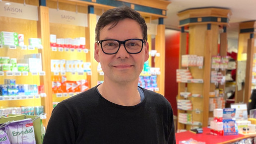 Apotheker Christian Richter lächelt in seiner Apotheke.