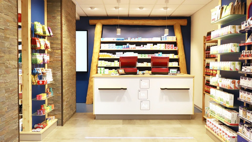 Moderne Apotheke mit funktionaler Raumzonierung: Offizin, Beratungsraum, Impf- und Behandlungsbereich sowie Wartebereich als klar getrennte Einheiten. Das Bild steht für die räumliche Transformation der Apotheke zur ambulanten Gesundheitsplattform bis 2030 – ermöglicht durch den rechtlichen Rahmen von ApoVWG und VOASG. Gut geplante Strukturen schaffen effiziente Abläufe, sichern Patientenprivatsphäre und machen die Vor-Ort-Apotheke zukunftsfähig.