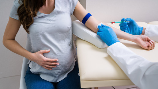 Schwangere lässt sich beim Arzt Blut abnehmen.
