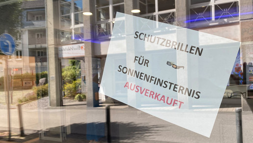 Das Schaufenster der Burg-Apotheke mit einem Hinweisschild.