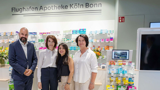 Thilo Schmid, Vorsitzender der Flughafen Köln/Bonn GmbH (v.l.), die Betreiberinnen Olja Rosengaft und Sepideh Mir Jafari sowie Frigga Finkentey (Retail Managerin am Flughafen).