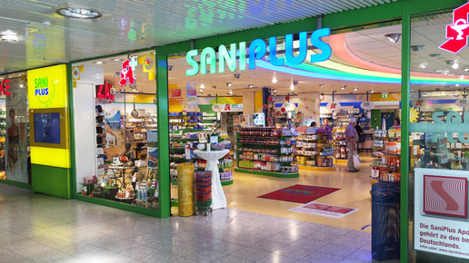 Eingang Saniplus-Apotheke