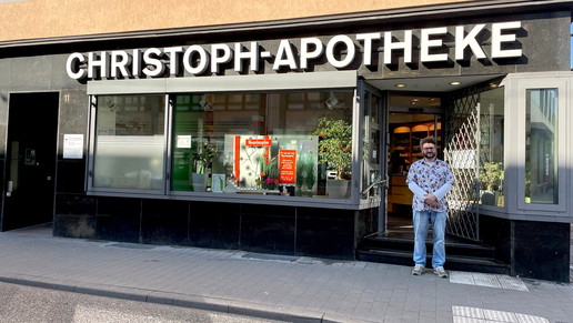 Andreas Plommer vor seiner Christoph-Apotheke.