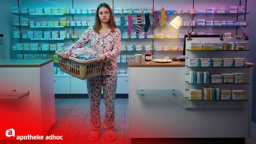 Eine KI-Montage einer PTA im Schlafanzug mit Wäschekorb