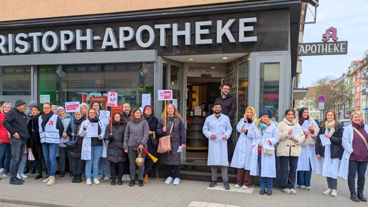 Das Team der Christoph-Apotheke Pforzheim protestierte vor der Apotheke