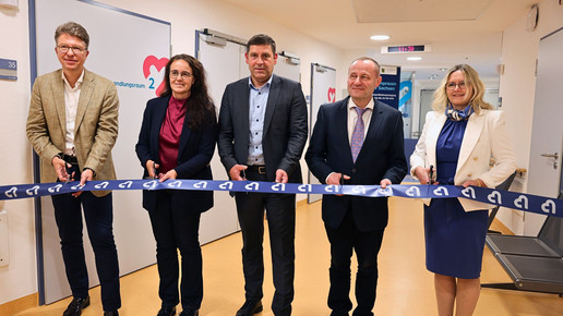 Gruppenfoto bei der Eröffnung: Professor Dr. Uwe Platzbecker, Medizinischer Vorstand Uniklinikum Dresden (v.l.), Staatssekretärin Dagmar Neukirch, Staatsministerium für Soziales, Gesundheit und Gesellschaftlichen Zusammenhalt, Steffen Thiele, Geschäftsführer Klinikum Oberlausitzer Bergland, Dr. Stefan Windau, Vorstandsvorsitzender der KV Sachsen, Dr. Manuela Sipli, Stellv. Vorstandsvorsitzende der KV Sachsen.