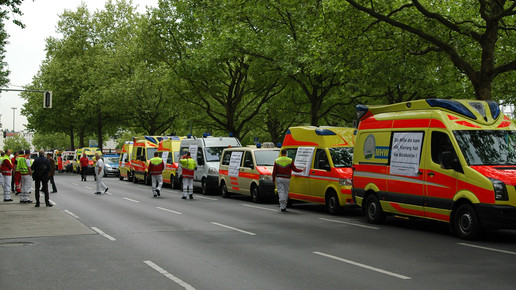 krankenhaus krankenwagen demo 01 Matthias Rack