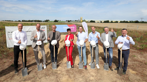 Spatenstich bei der Sanacorp in Stralsund: Urs Engelmayer, Sanacorp Bau Jens Schulte, Geschäftsführender Gesellschafter List Bau Dr. Frank-Bertolt Raith, Leiter des Amtes Planung und Bau der Hansestadt Stralsund Antje, Saalfeld, Sanacorp Vorständin Oliver Eidam, Betriebsleiter Sanacorp Stralsund Luca Kumpies, Projektleiter Sanacorp Uwe Risse, Regionaler Betriebsleiter Sanacorp Eiko Köppen, Vertriebsleiter Sanacorp