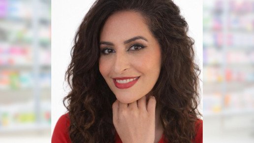 Apothekerin Wafaa Choukrane lächelt.