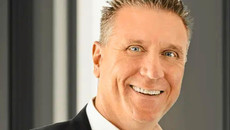 Apothekenberater Robert Fries lächelt.