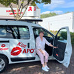 Apothekerin Katrin Kiss im Botenfahrzeug vor der Apotheke. Mehr dazu im Artikel.