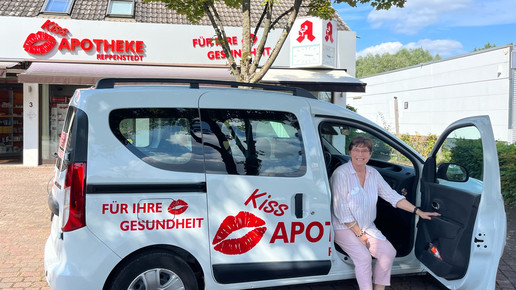 Apothekerin Katrin Kiss im Botenfahrzeug vor der Apotheke. Mehr dazu im Artikel.