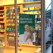 Apotheken-Plakat: „Das Internet lächelt nicht”