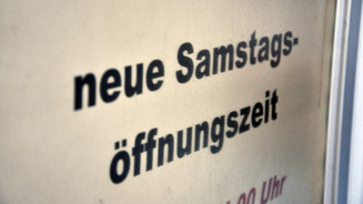 BMG erlaubt Halbtagsapotheken Schild „neue Samstagsöffnungszeit“