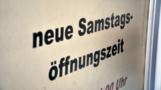 Symbolbild: Schild mit der Aufschrift: „Neue Samstagsöffnungszeit“