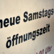 Symbolbild: Schild mit der Aufschrift: „Neue Samstagsöffnungszeit“