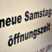 Symbolbild: Schild mit der Aufschrift: „Neue Samstagsöffnungszeit“