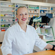Pacht gekündigt: Apothekerin gibt nicht auf Apothekerin Nele Wormsbächer lächelt in der Apotheke.